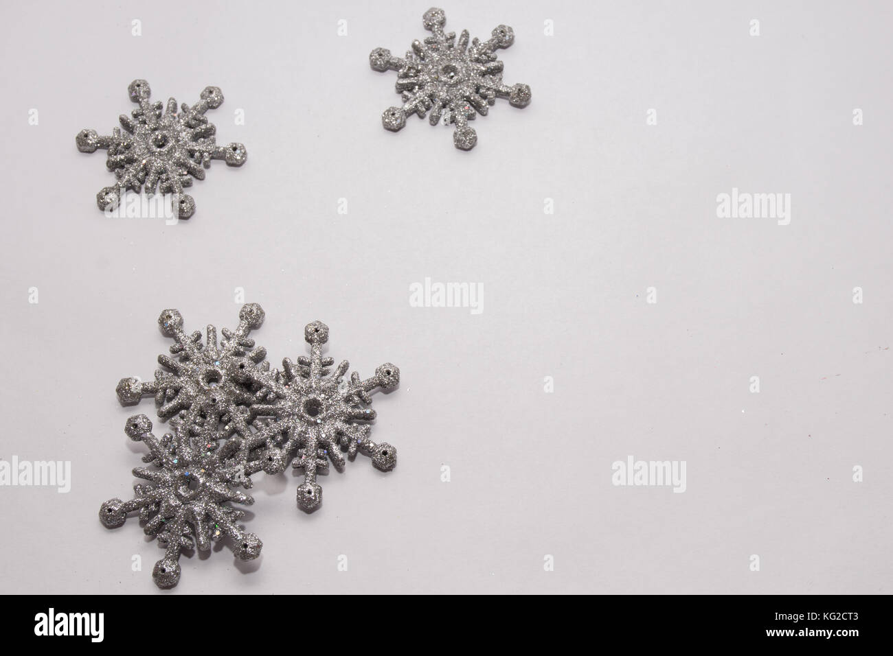Estrellas de Navidad de plata con fondo blanco. Foto de stock