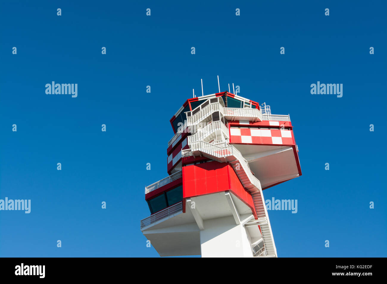 El aeropuerto, la torre de control del tráfico aéreo en blanco y rojo. Roma, Italia Foto de stock