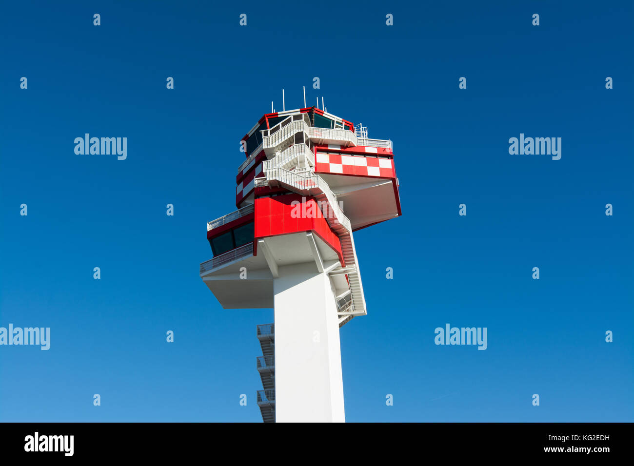 El aeropuerto, la torre de control del tráfico aéreo en blanco y rojo. Roma, Italia Foto de stock