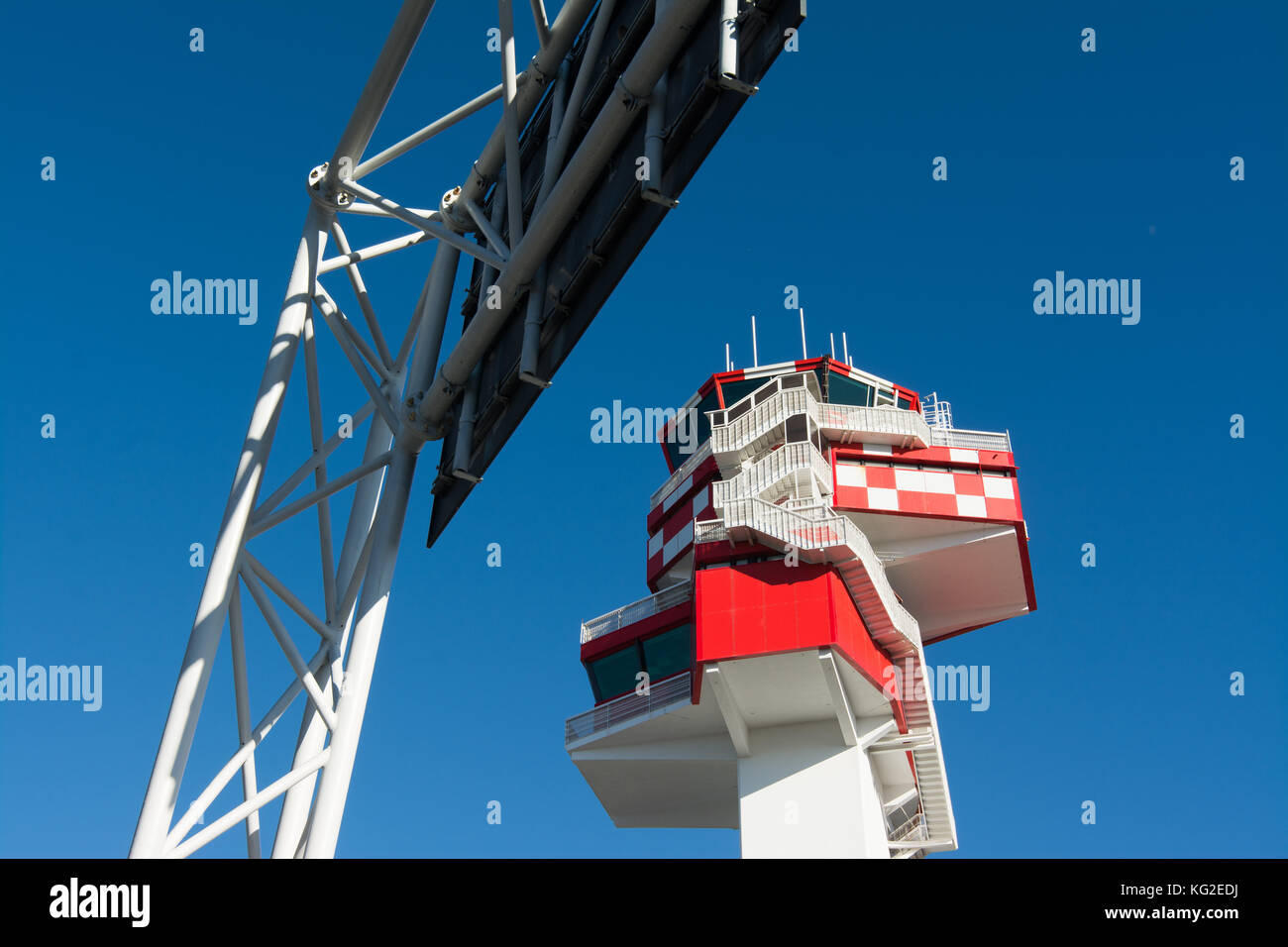 El aeropuerto, la torre de control del tráfico aéreo en blanco y rojo. Roma, Italia Foto de stock