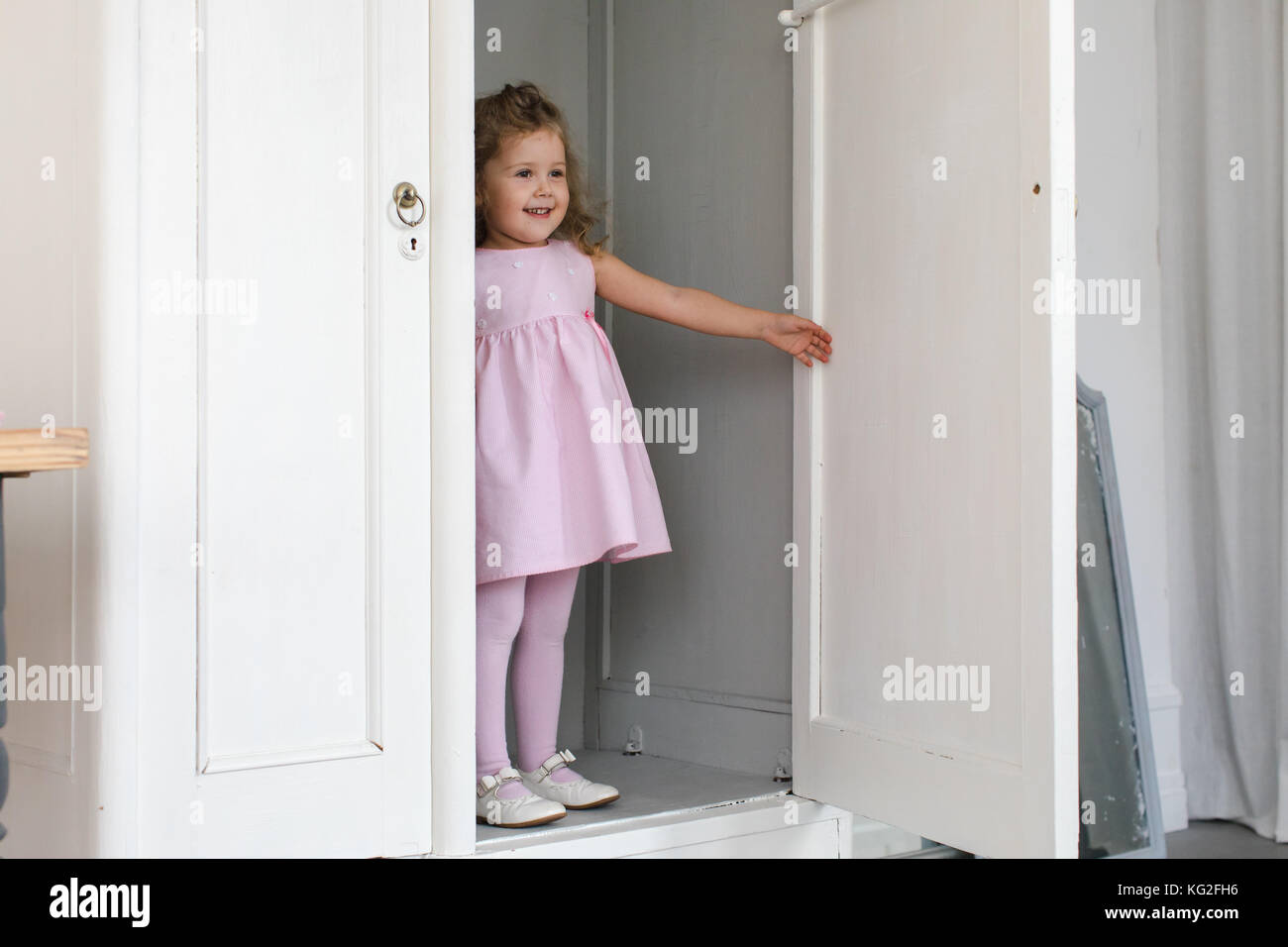 Niña escondida en closet fotografías e imágenes de alta resolución Alamy