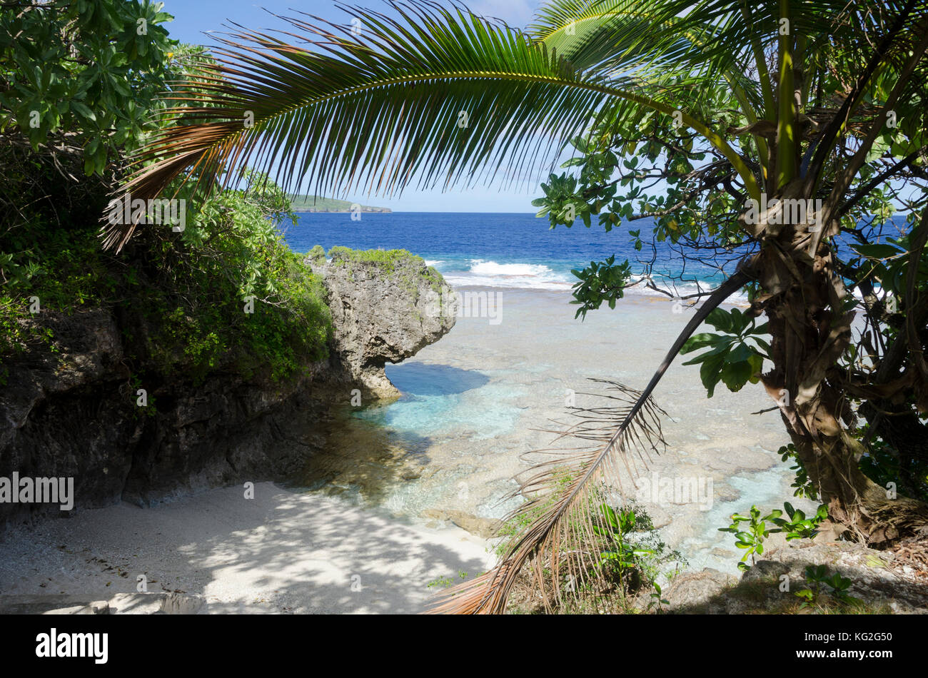 Playa de arena y arrecifes de coral, Tamakautoga, Niue, Pacífico Sur, Oceanía Foto de stock