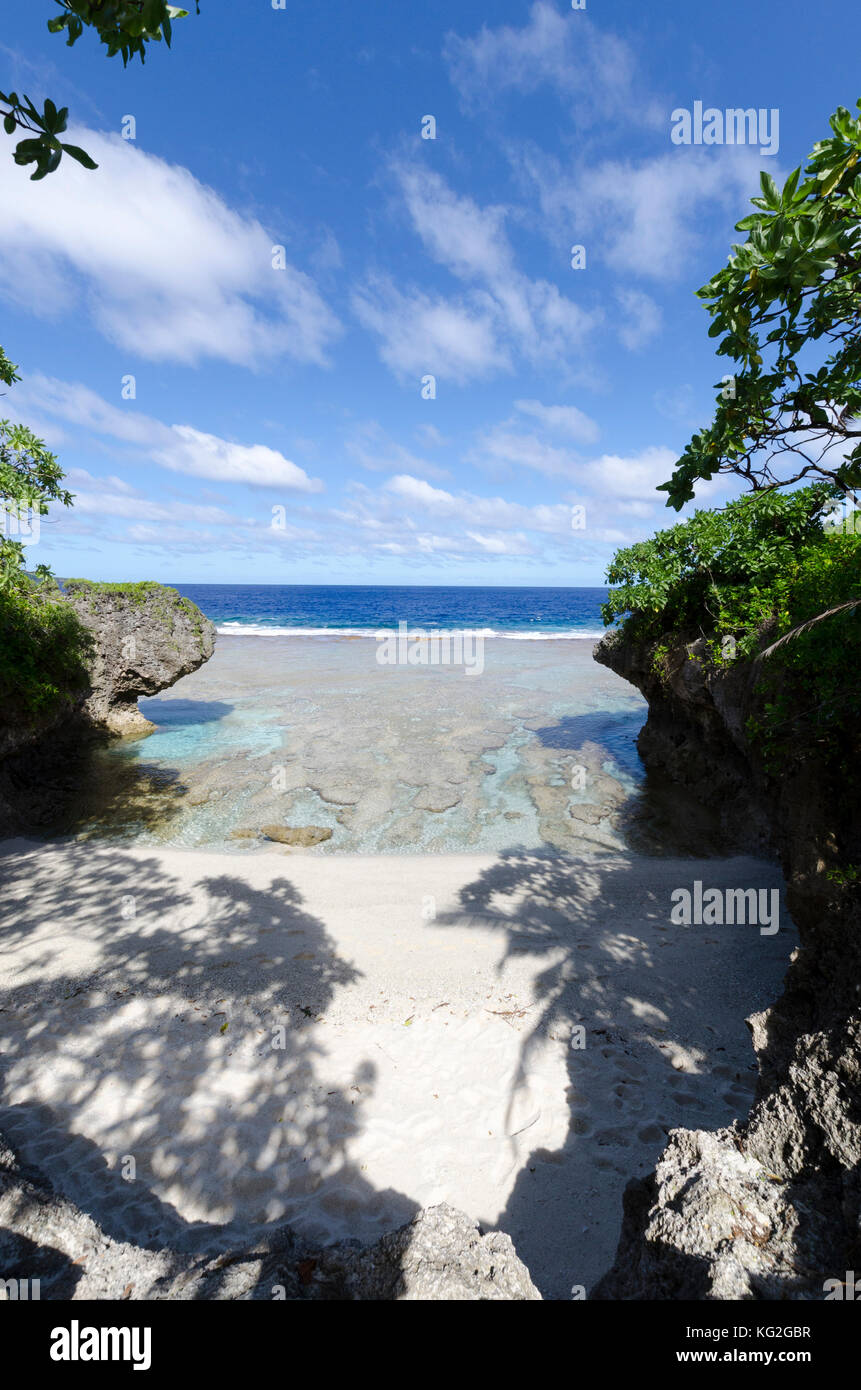 Playa de arena y arrecifes de coral, Tamakautoga, Niue, Pacífico Sur, Oceanía Foto de stock