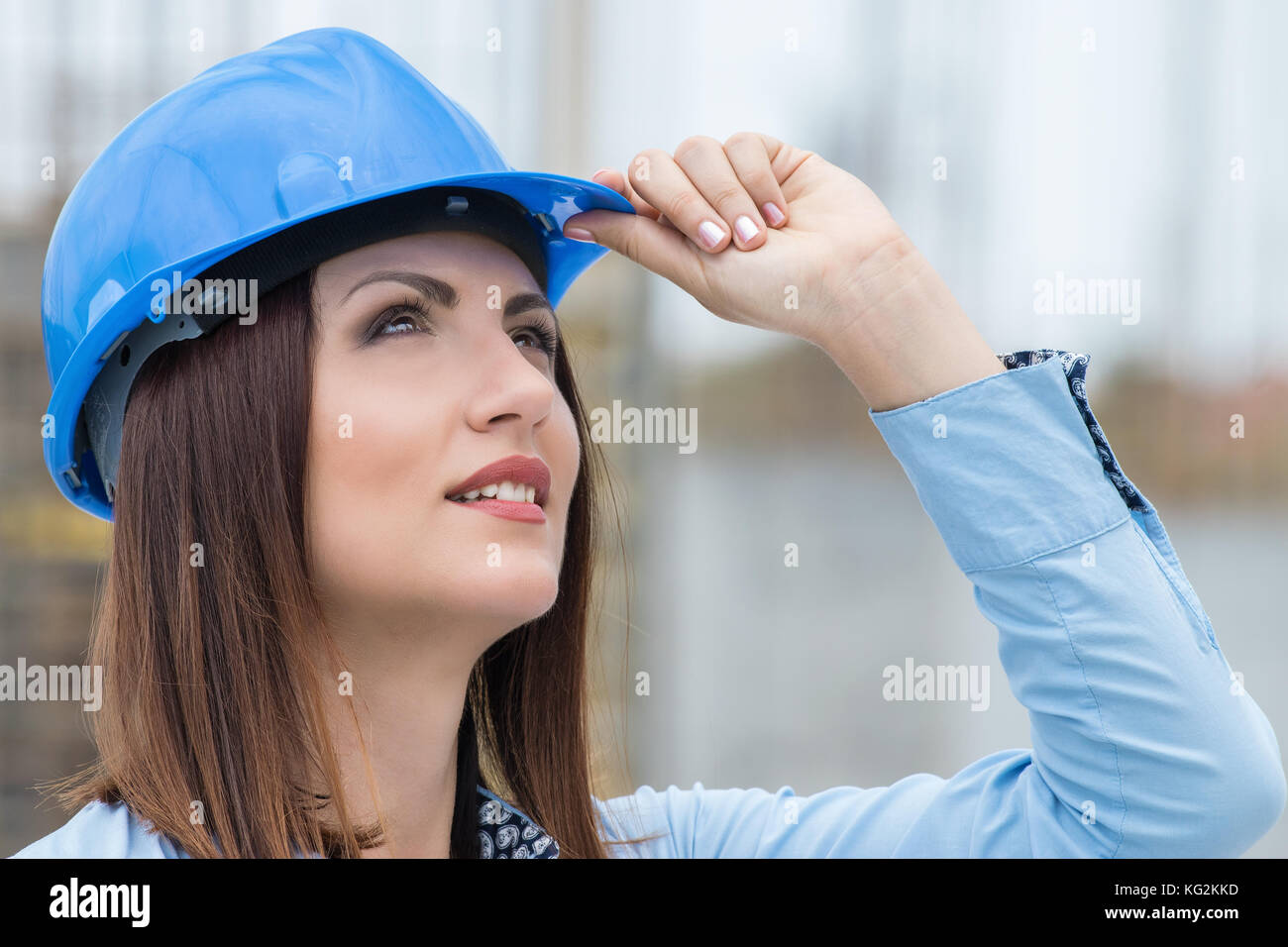 Bella mujer arquitecto con casco en el sitio de construcción Fotografía de  stock - Alamy
