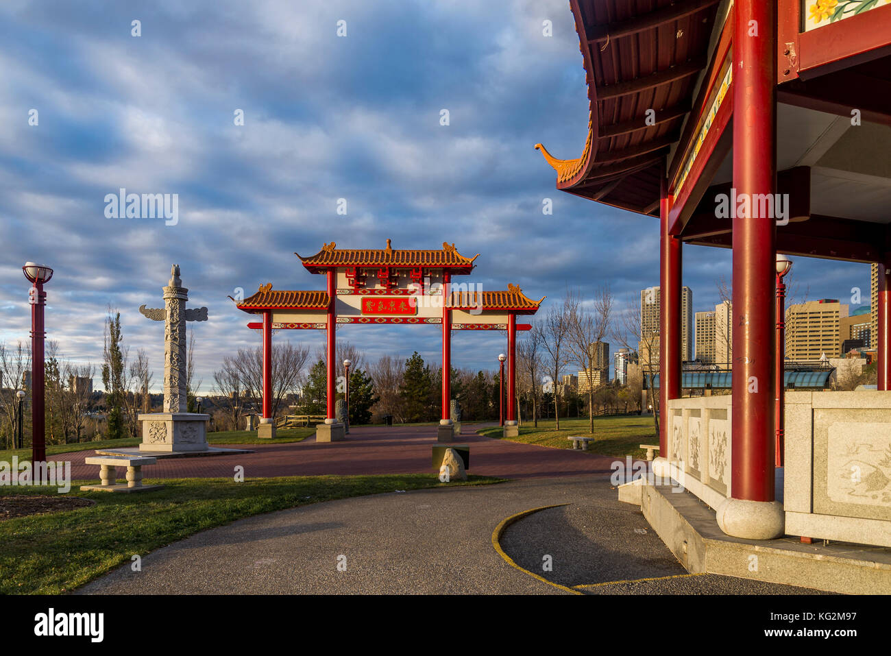 Puerta de China, el Jardín Chino, Louise McKinney Riverfront Park, Edmonton, Alberta, Canadá Foto de stock
