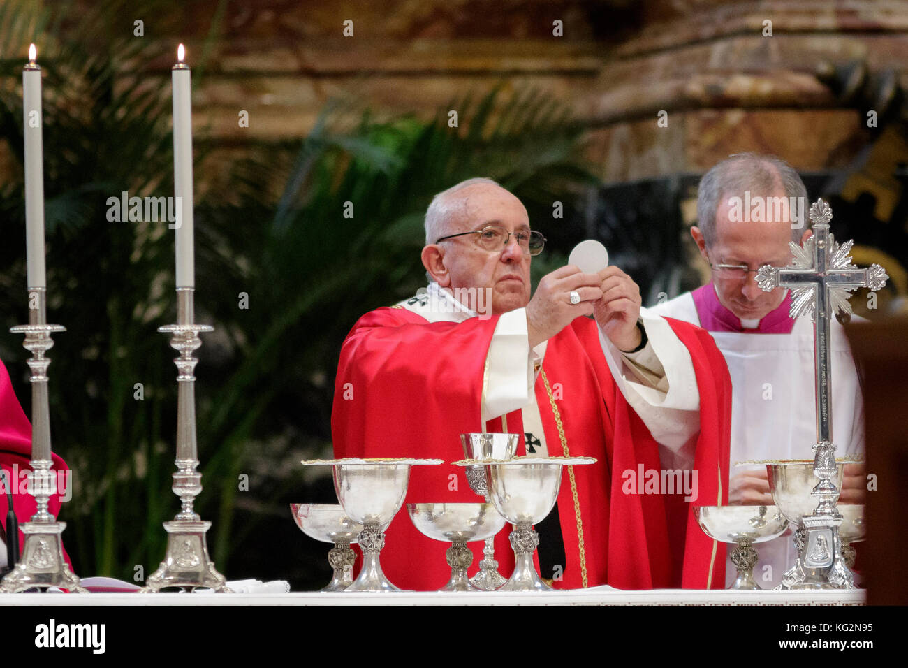 Vaticano. 3 de noviembre de 2017. El Papa Francisco celebra la Santa Misa en sufragio de los Cardenales y Obispos que murieron durante el transcurso de este año en la Basílica de Vaticano. 3 de noviembre de 2017. El Papa Francisco celebra la Santa Misa en sufragio de los Cardenales y Obispos que murieron durante el transcurso de este año en la Basílica de