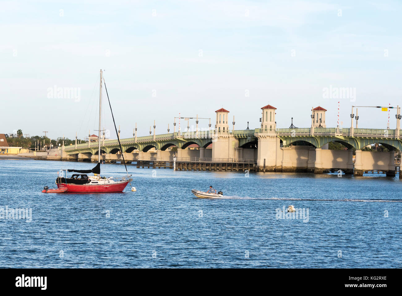 Yate hacia el Puente de los leones en San Agustín, Florida. Foto de stock