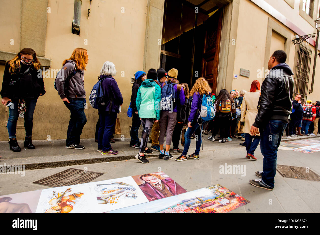 Gente esperando para entrar en la Galleria dell Accademia en Florencia Italia Foto de stock