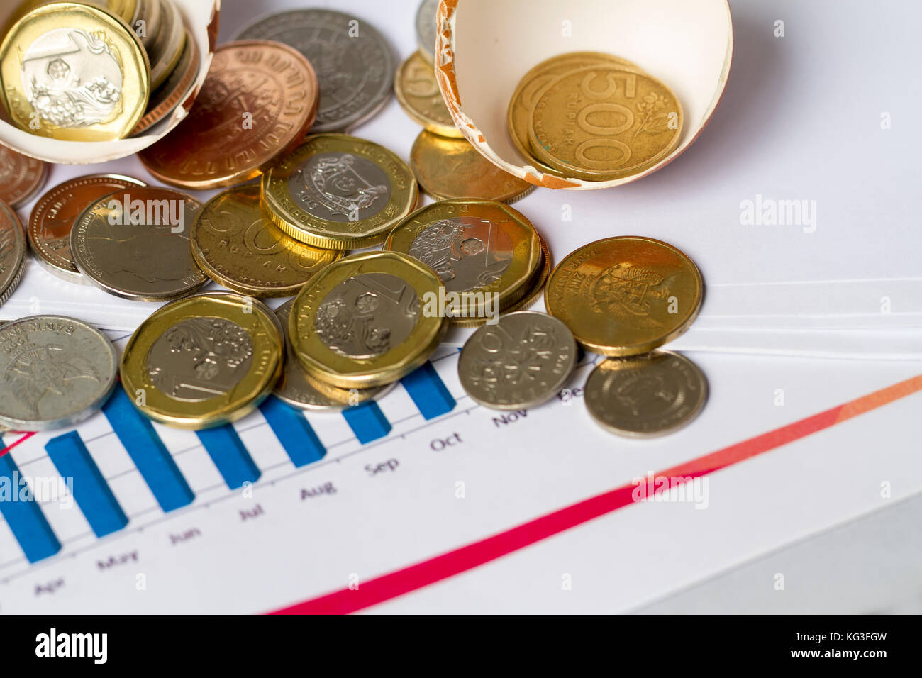 Inicio de inversión ilustrado con monedas, cáscara de huevo y gráfico de progreso Foto de stock