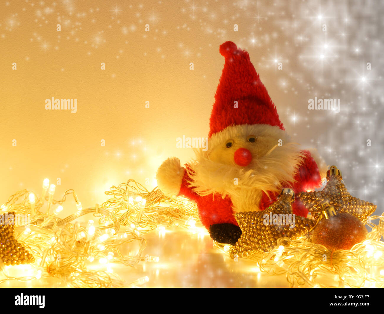 Juguetes de Santa Claus, decoraciones navideñas y festivas en Garland. Foto de stock