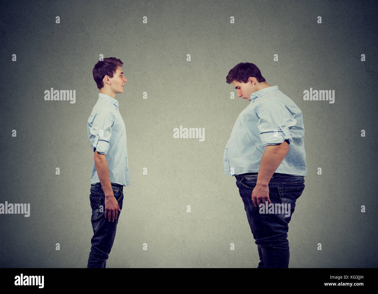 Slim fit joven hombre mirando el FAT mismo. Dieta saludable nutrición adecuada elección concepto Foto de stock