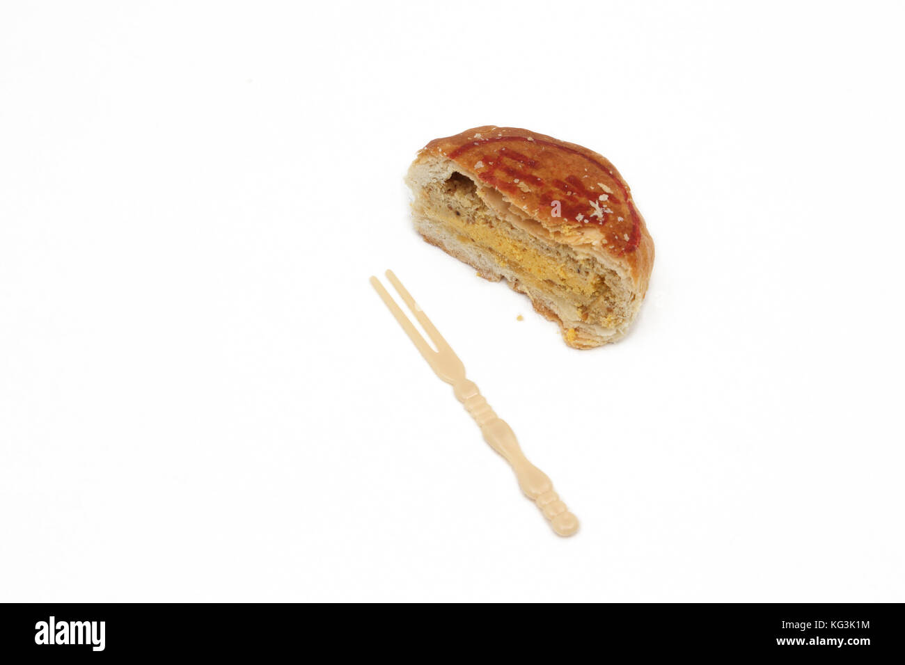 Mooncake Teochew - Salado Tau Sar con yema de huevo cortado por la mitad y horquilla de plástico chino Foto de stock