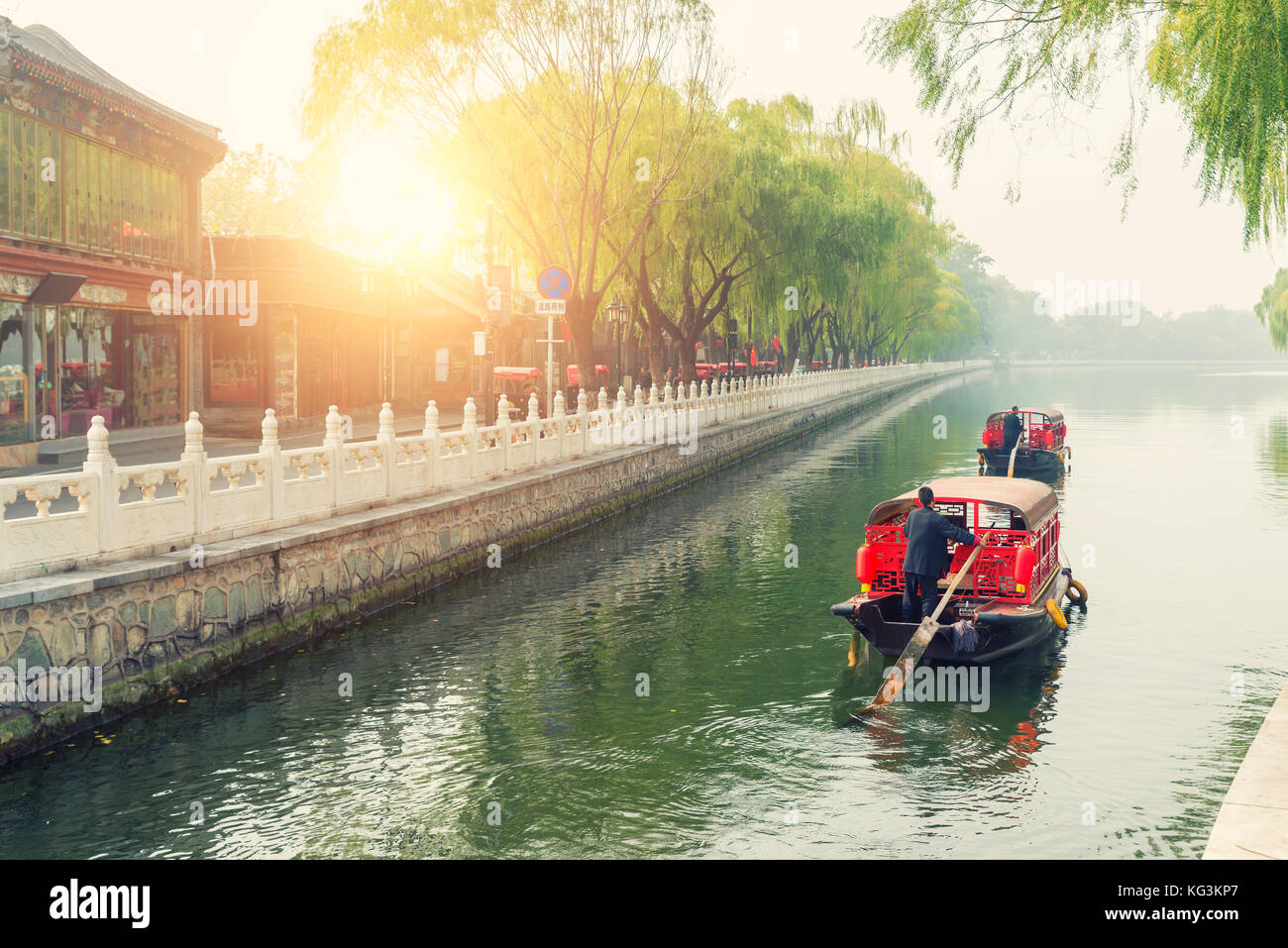 Los barcos turísticos tradicional de China en Beijing, canales del lago qianhai en shichahai distrito en Beijing, China Foto de stock