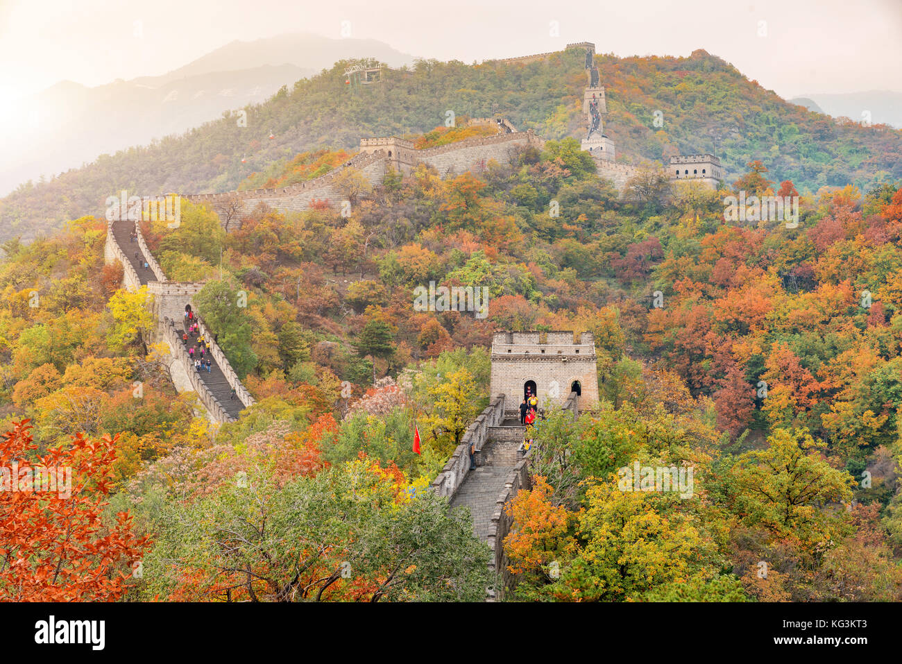 La gran muralla china vista lejana torres comprimido y segmentos de pared temporada de otoño en las montañas cerca de Beijing antigua fortificación militar chino l Foto de stock