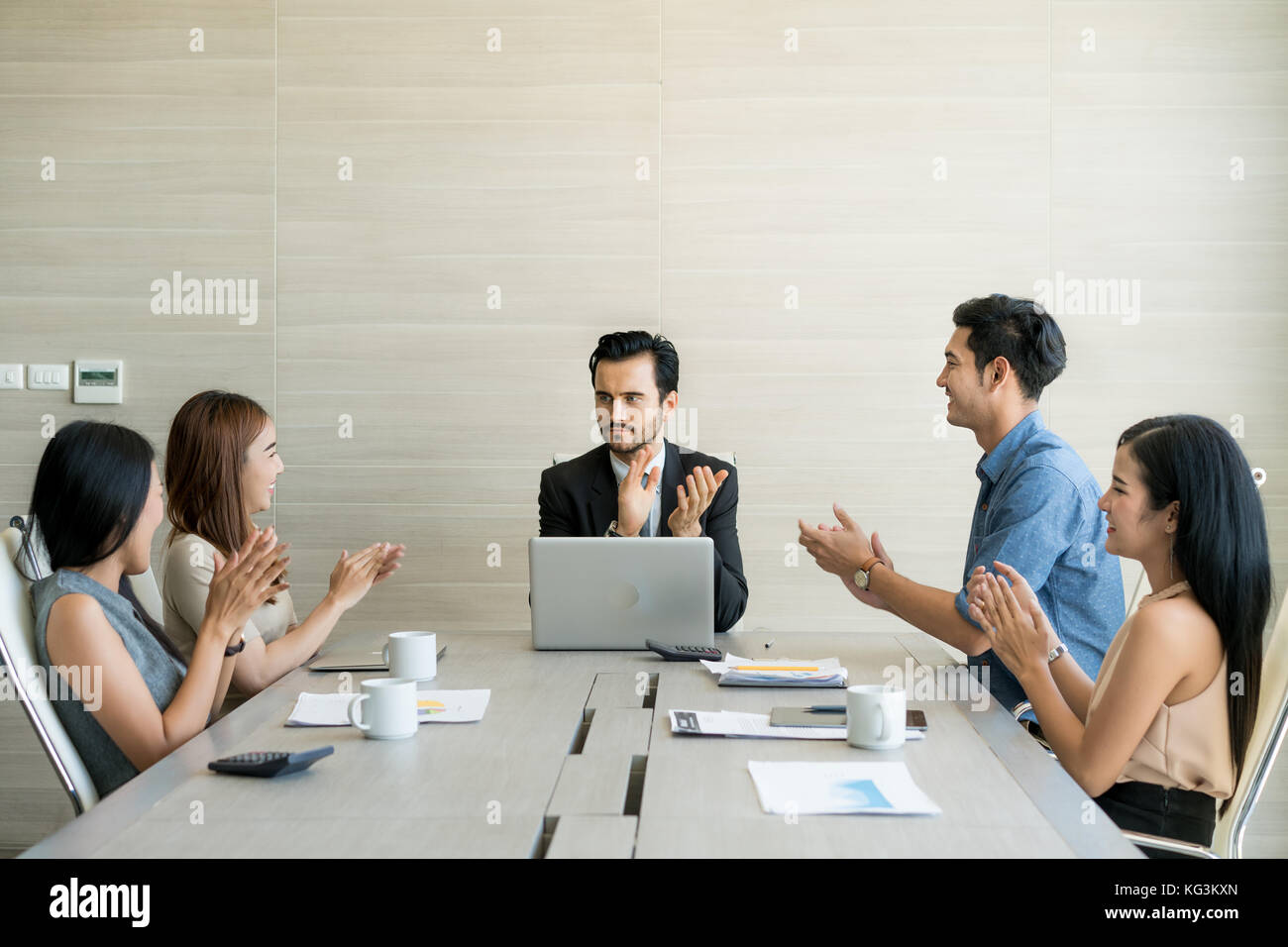 Manos de socios comerciales aplaudiendo al periodista después de escuchar su presentación en reunión. Foto de stock