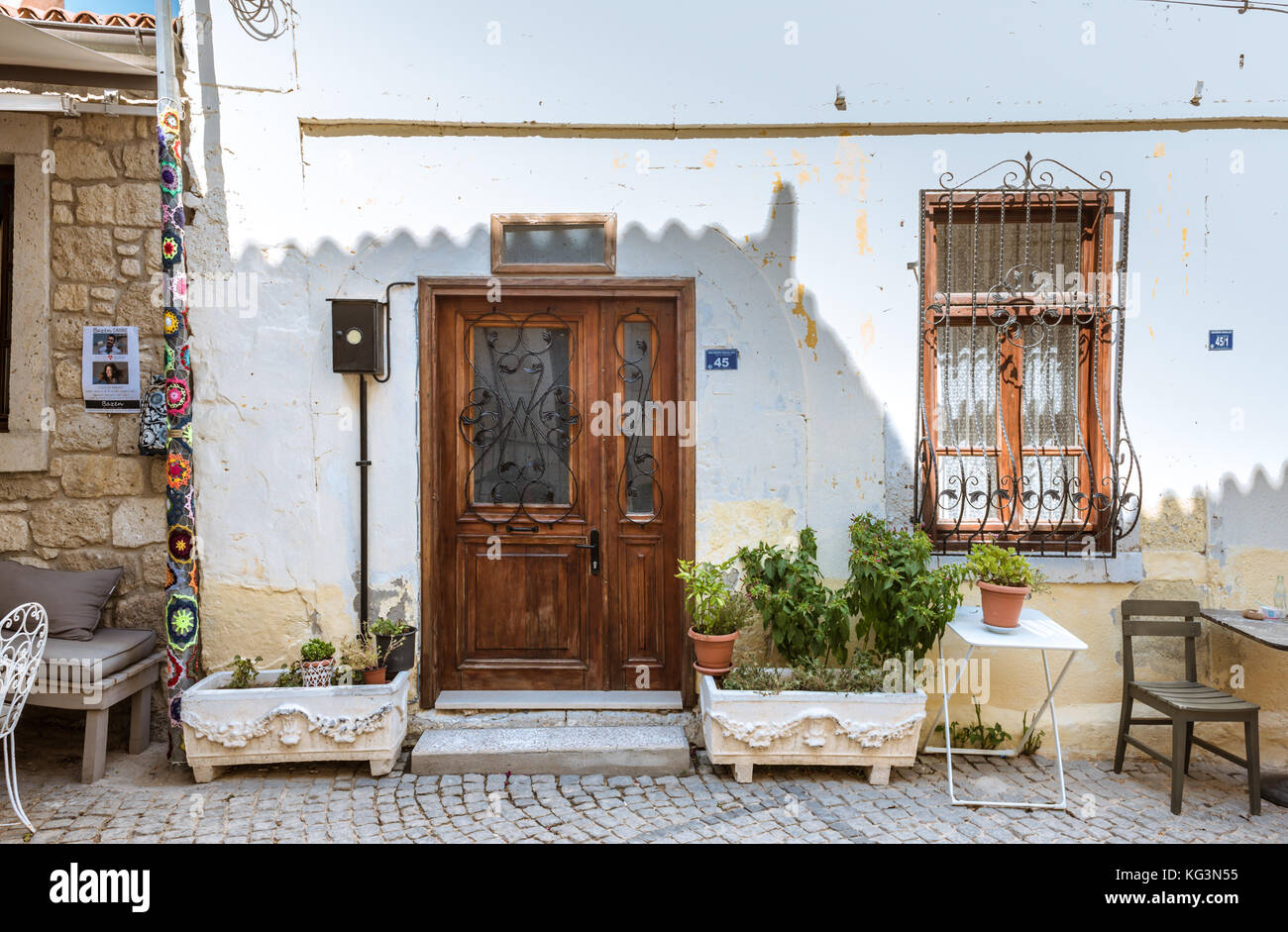 Retro Vintage Vista De Una Casa De Pueblo Puerta De Madera Con Diferentes Tipos De Ornamentos Para La Decoracion Alrededor De El Alacati Turquia Fotografia De Stock Alamy