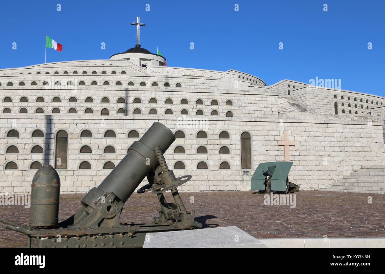 Vicenza, vi, Italia - 8 de diciembre de 2015: memorial de guerra de la primera guerra mundial llamado Sacrario Militare del monte Grappa. Las tumbas de los soldados murió italiano con Foto de stock