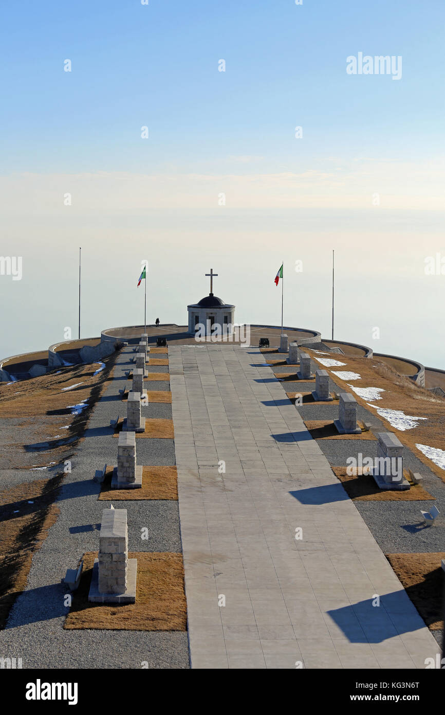 Vicenza, vi, Italia - 8 de diciembre de 2015: memorial de guerra de la primera guerra mundial llamado ossario del monte Grappa. larga carretera principal Foto de stock