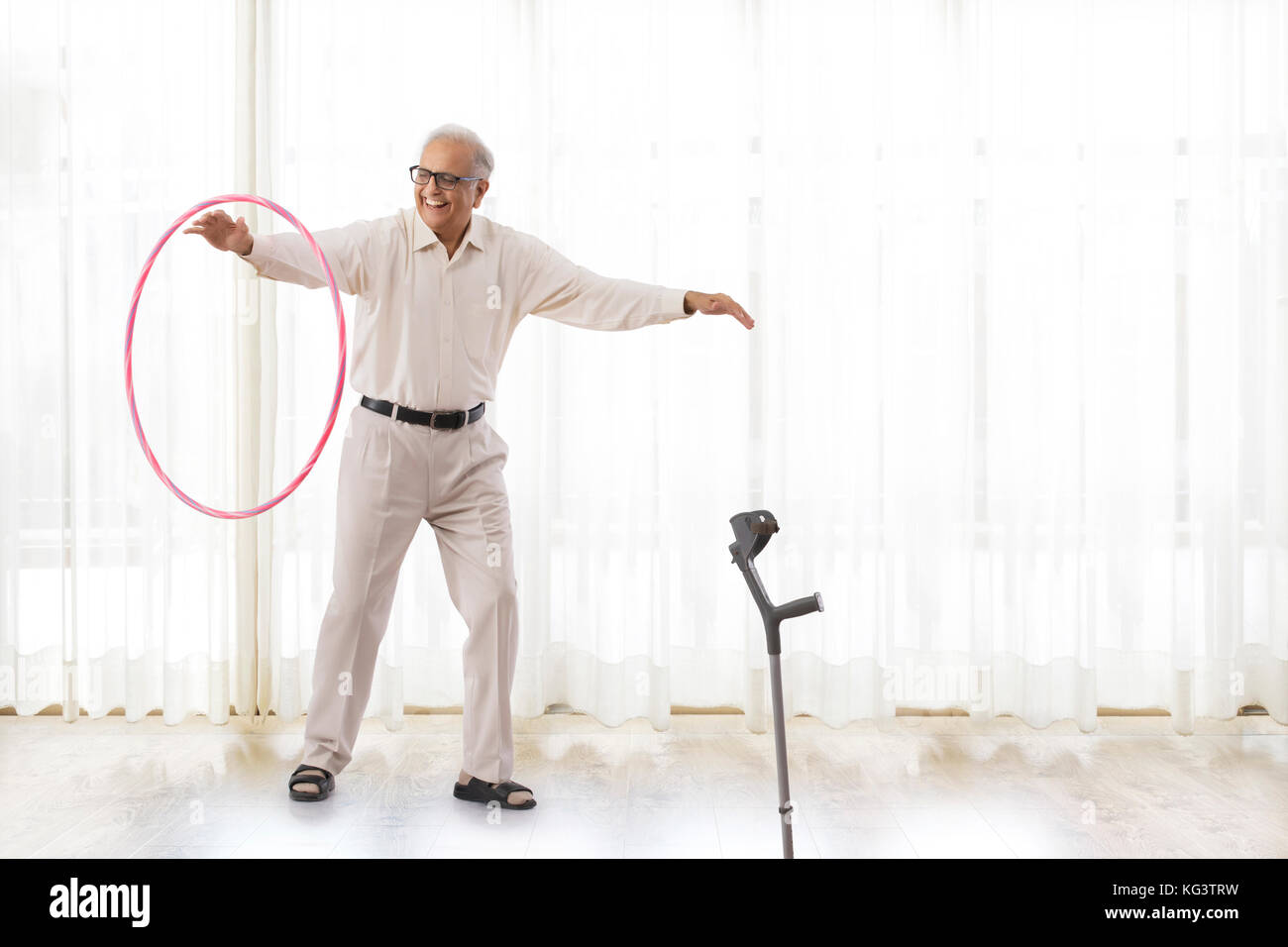 Hombre Senior ejerciendo con aro hoopla Foto de stock