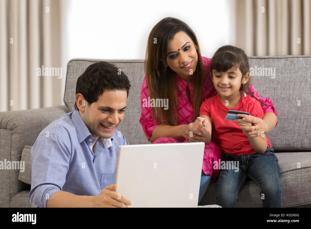 Familia de compras online Foto de stock