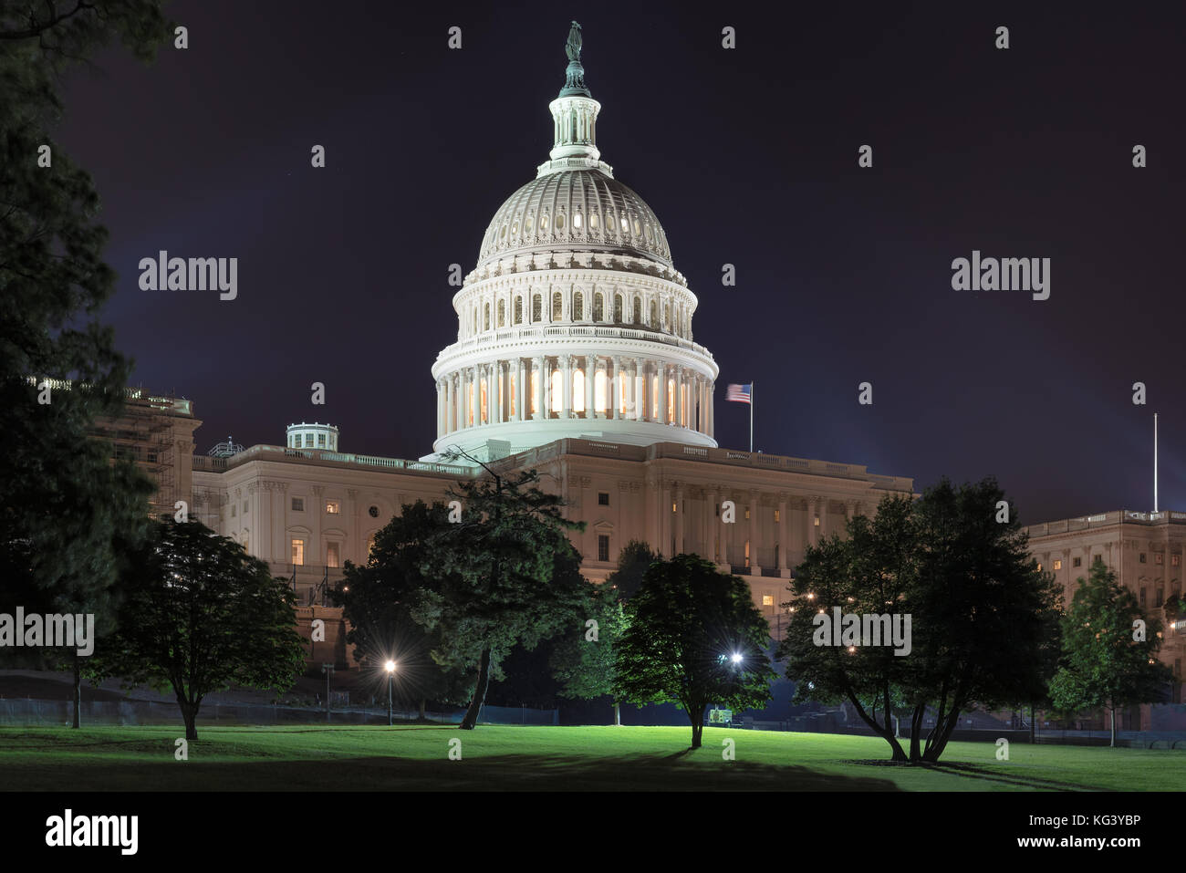 El edificio del Capitolio de EE.UU en la noche - Washington DC, Estados Unidos Foto de stock