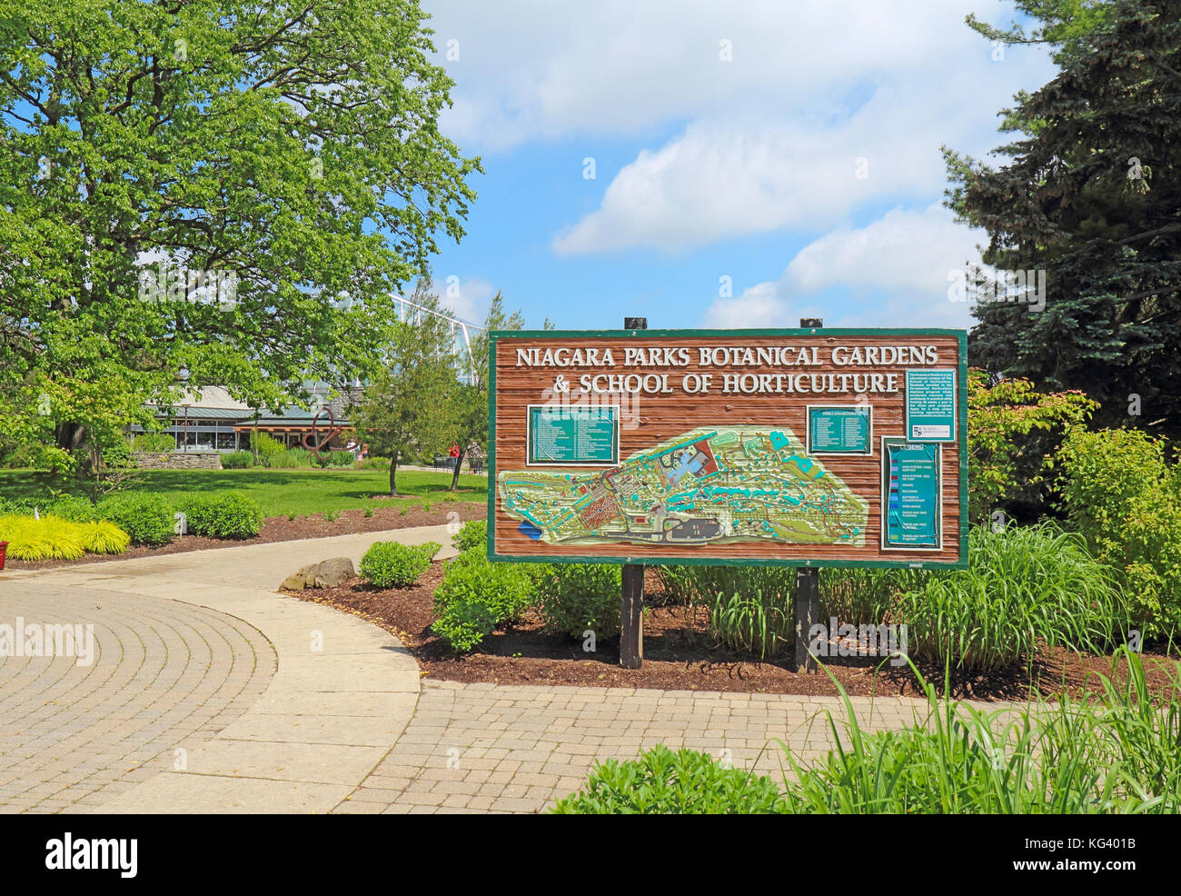 Las cataratas del Niágara, Canadá - 29 de mayo de 2017: Firmar y mapa de los Jardines Botánicos del Niagara Parks & Escuela de horticultura. Este 99-acre park, fundado en 1936. Foto de stock