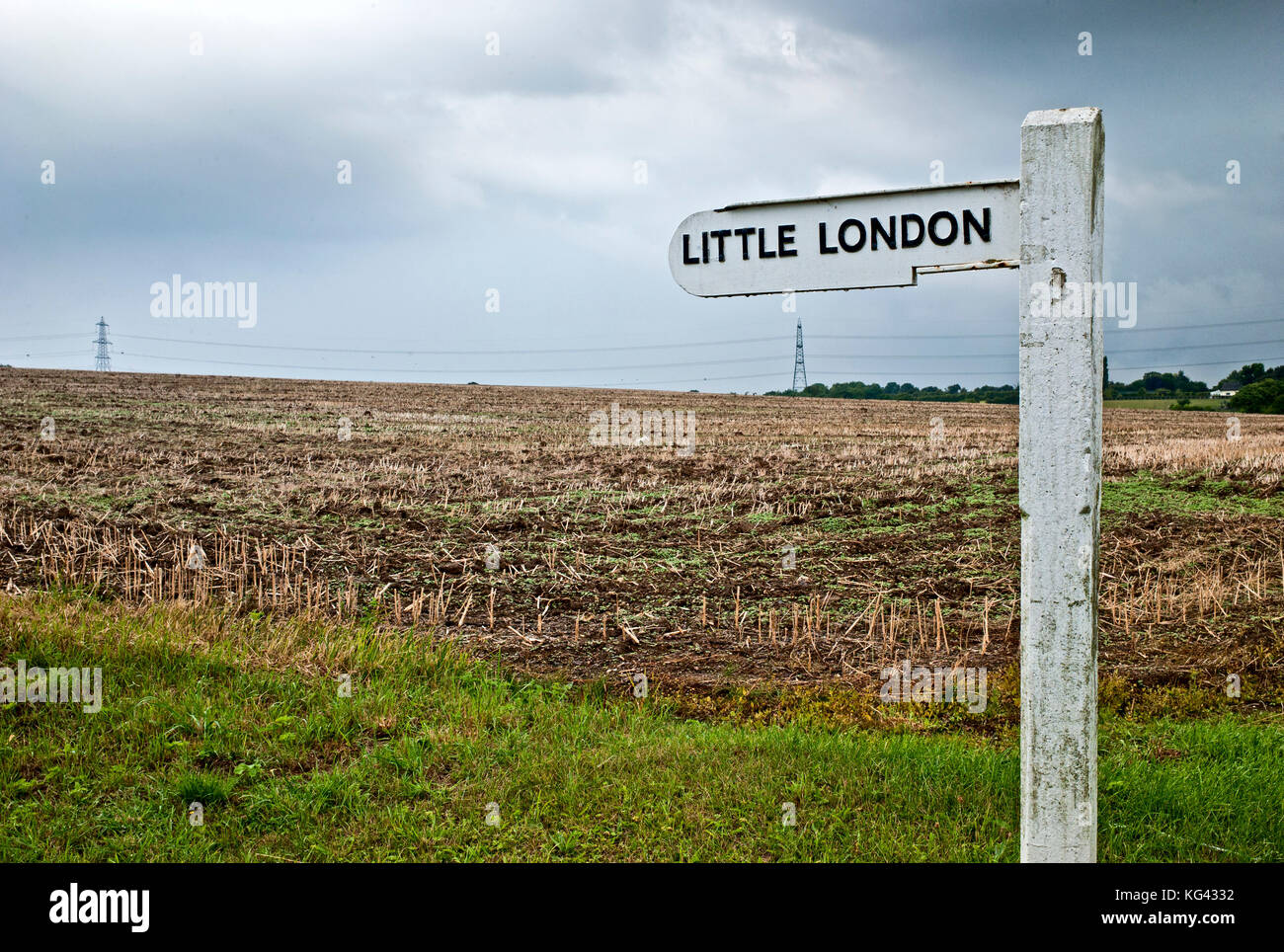 Little London street signo delante de un campo cosechado recientemente en algún lugar de la campiña inglesa condados inicio Foto de stock