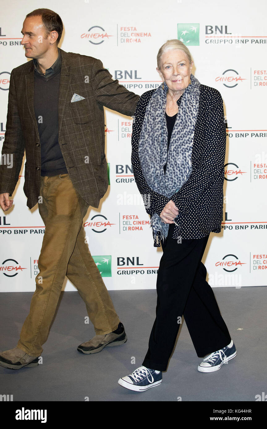 Vanessa Redgrave y su hijo Carlo Gabriel Nero asisten a una fotollamada durante el Festival de Cine de Roma 12th en el Auditorio Parco Della Musica el 2 de noviembre de 2017 en Roma, Italia. | uso en todo el mundo Foto de stock