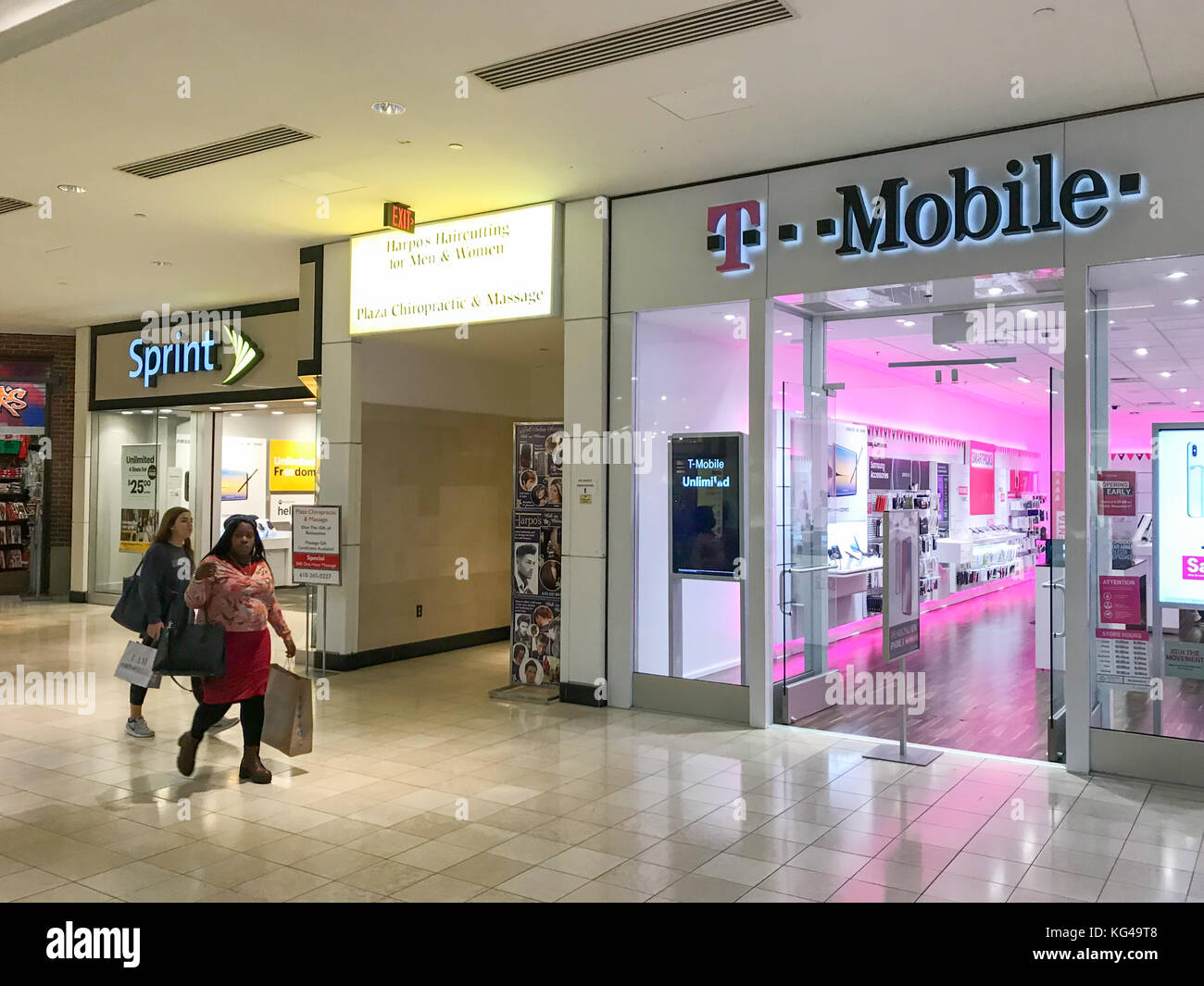 T-Mobile hace otra oferta para adquirir Sprint en el Rey De Prussia Mall - un centro comercial Simon y parte de El Simon Property Group Foto de stock