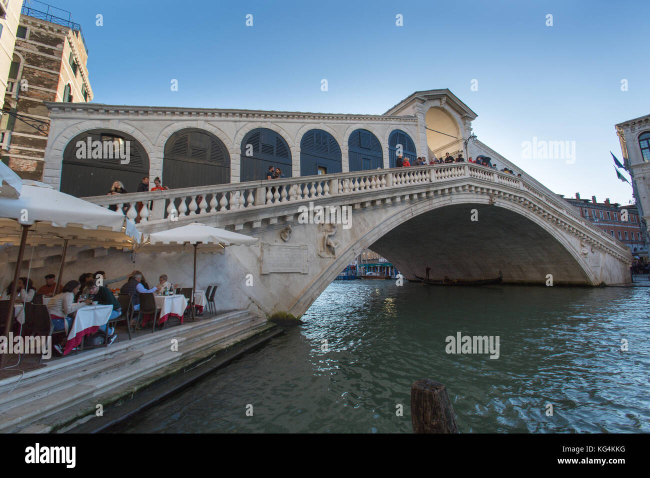 Ciudad de Venecia, Italia. La pintoresca anochecer vista de la fachada norte del puente de Rialto sobre el gran canal. Foto de stock