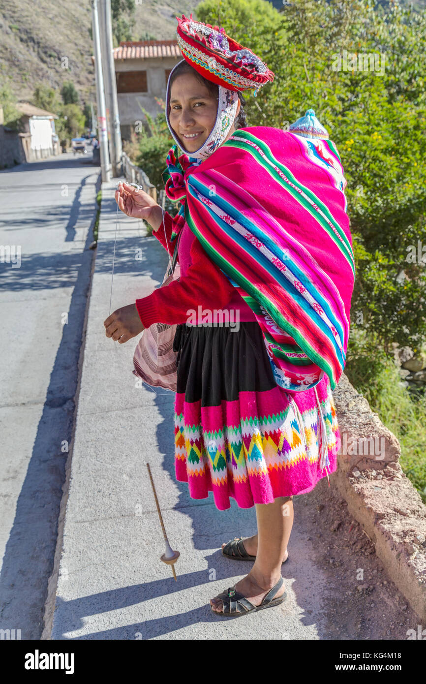 Mujer en ropa tradicional peruana en Ollantaytambo, Perú Fotografía de  stock - Alamy