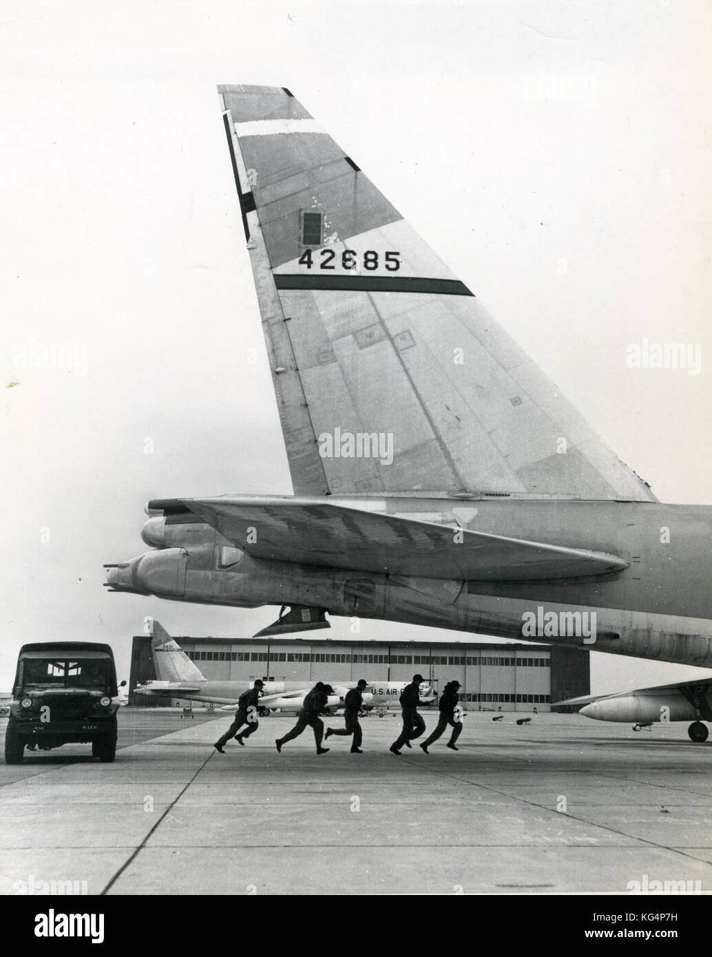 1959- Foto de la Fuerza Aérea de EE.UU. el Comando Aéreo Estratégico (SAC) tripulaciones huyendo de sus jeeps a bordo de aviones de combate listo. El SAC fue establecido en marzo de 1946 con una misión primordial de repúblicas 'deterrence'. Foto de stock