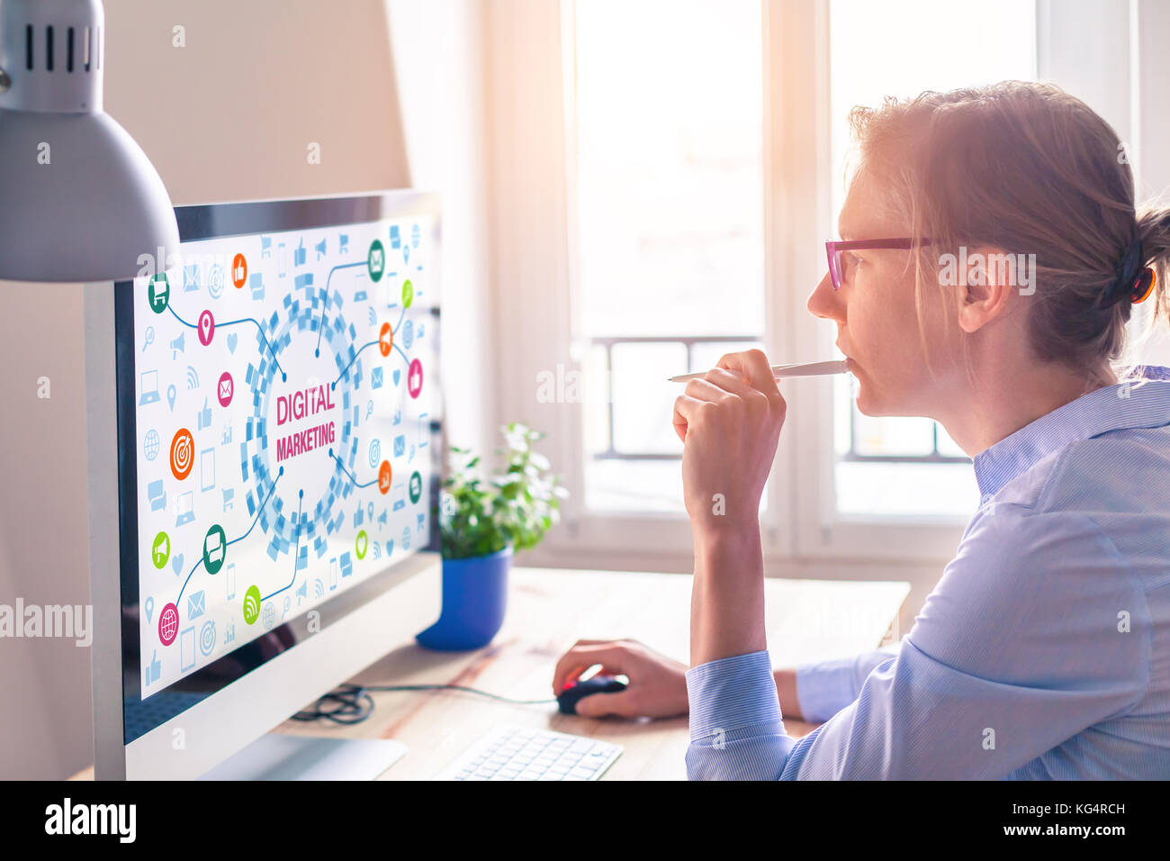 Mujer con un equipo con tecnología de marketing digital concepto sobre la pantalla con iconos sobre el correo electrónico y la red social media analytics y publicidad Foto de stock