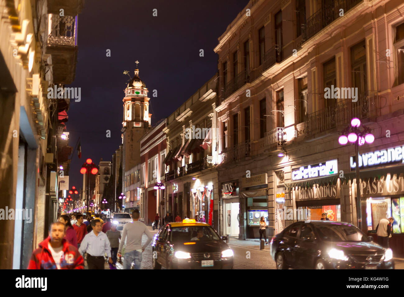 En el centro de la ciudad, en la noche, Puebla, México Foto de stock