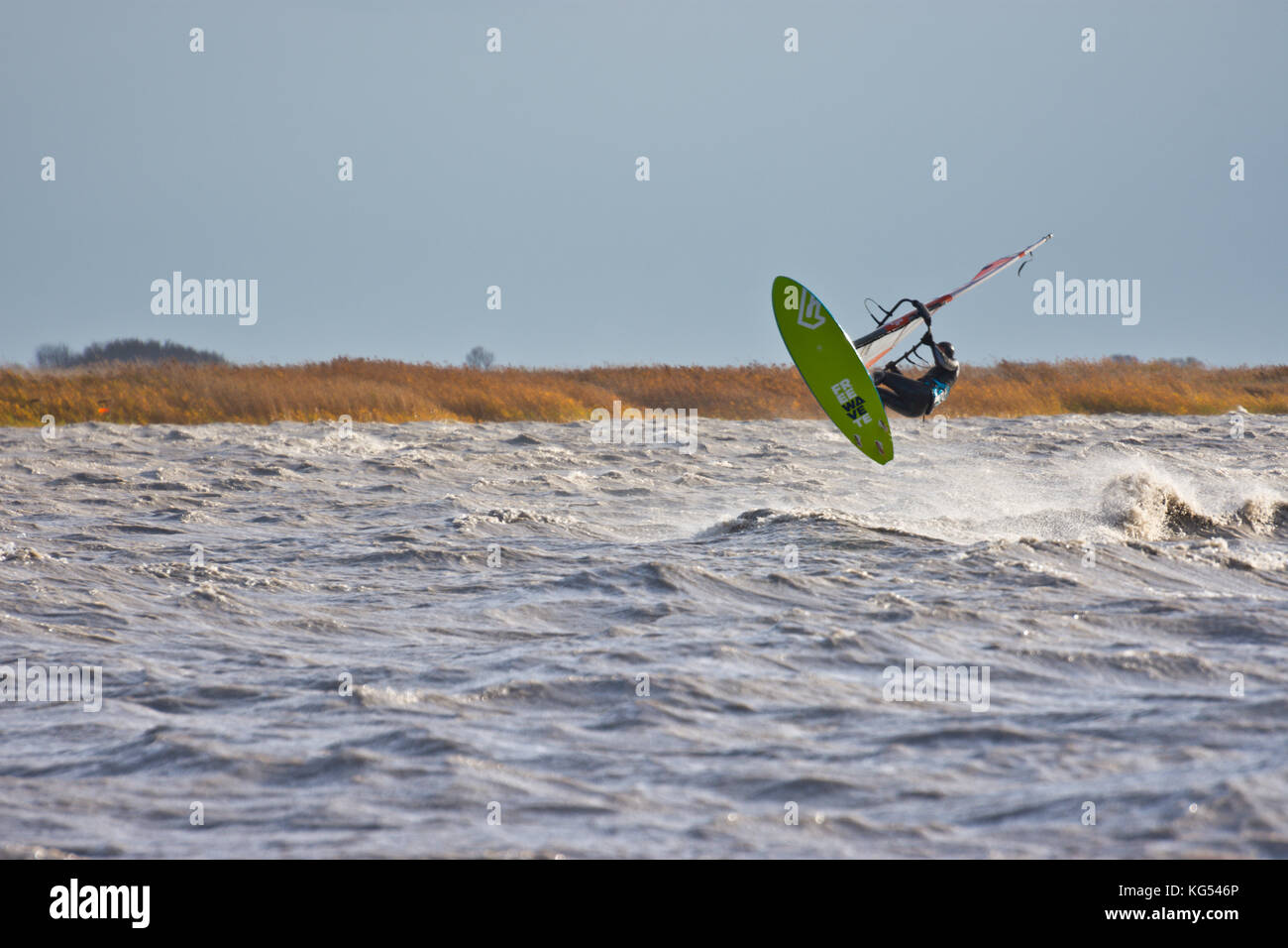 Windsurf en el Neusiedlersee (Lago Neusiedl) realizar un salto en el