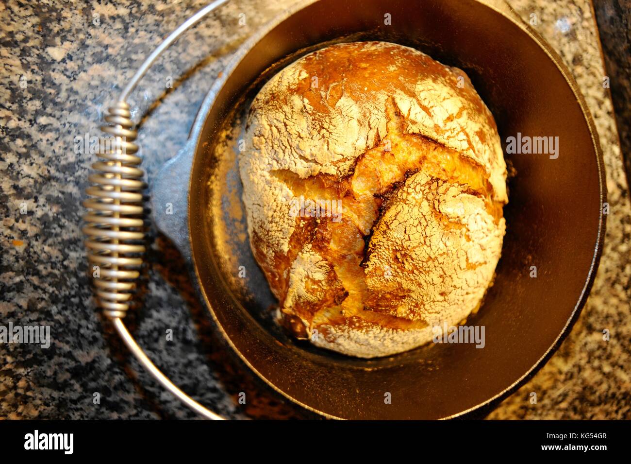 Fresco pan crujiente pan casero artesanal en un horno holandés lodge en una  olla de hierro fundido doven a altas temperaturas Fotografía de stock -  Alamy