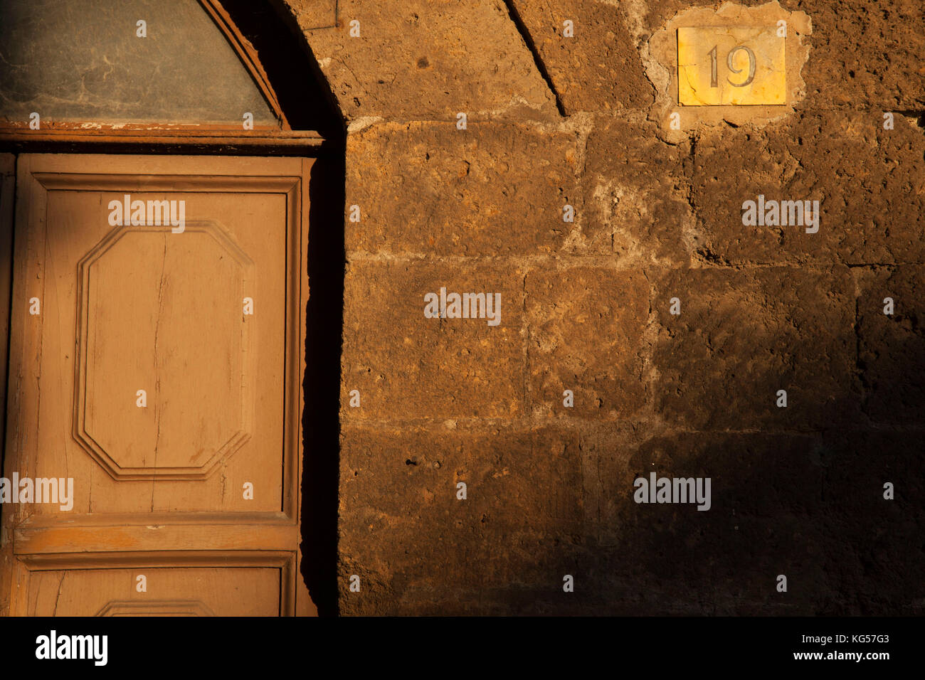 Formulario de sombras en las paredes en el trimestre mideval al atardecer en Orvieto, Italia. Foto de stock
