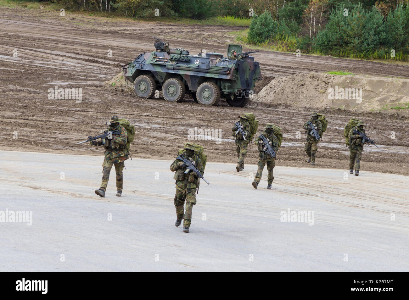 Munster / Alemania - Octubre 9, 2017: alemán, comando de fuerzas especiales ksk camina sobre una plataforma cerca del campo de batalla Foto de stock