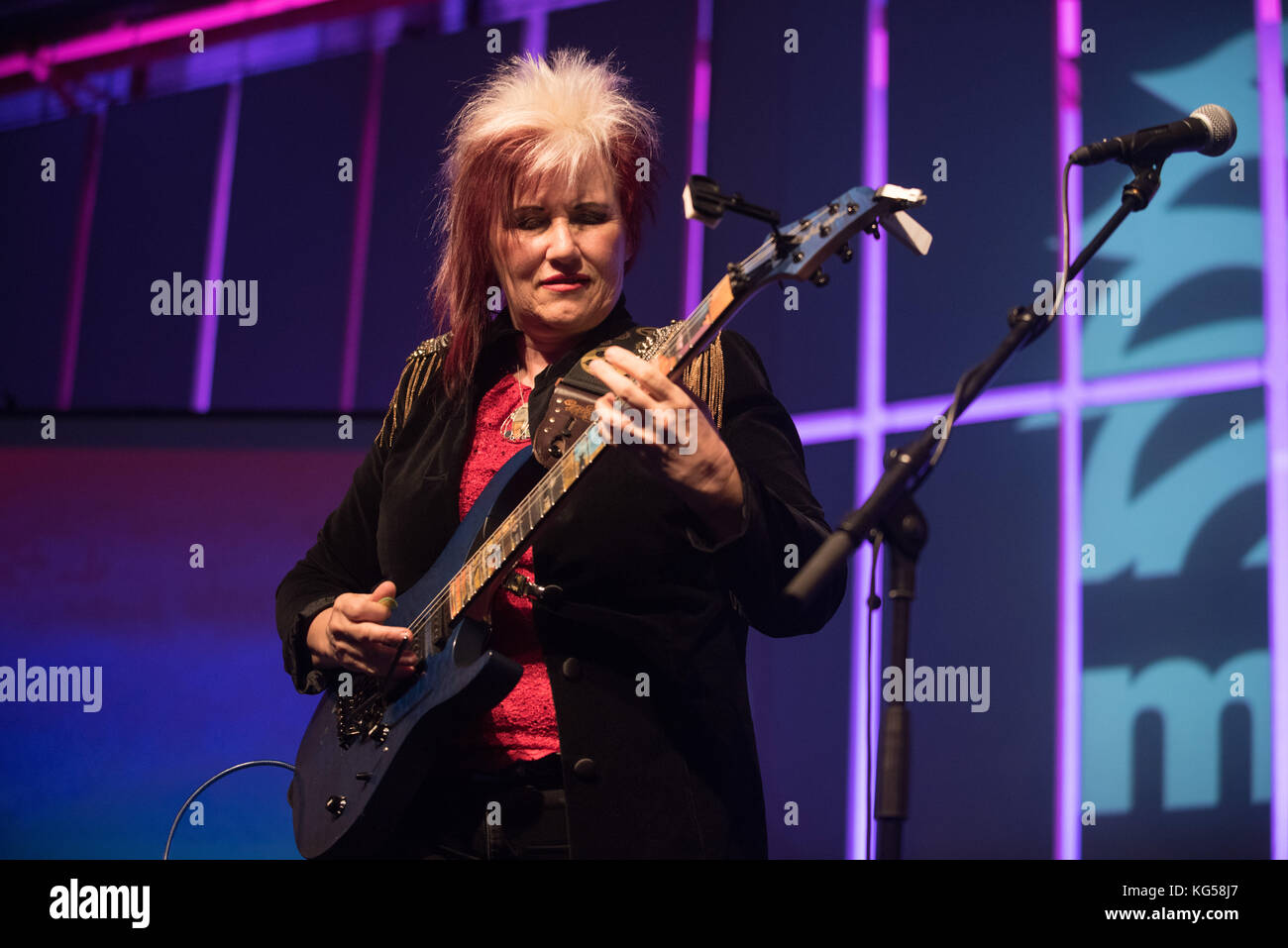 Roreto di cherasco, Italia. 03Rd nov, 2017. jennifer batten (guitarrista de michael  jackson) realiza en merula en roreto di cherasco. Crédito: Alberto  gandolfo/Pacific Press/alamy live news Fotografía de stock - Alamy