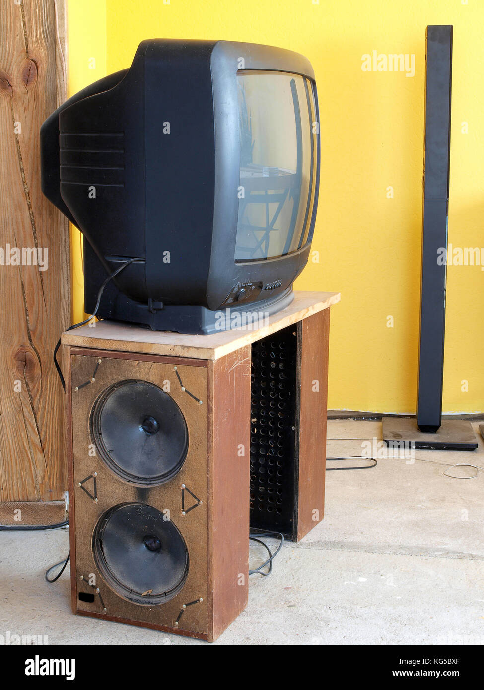 Antiguo televisor sobre la mesa casera de los altavoces en cajas de madera  Fotografía de stock - Alamy