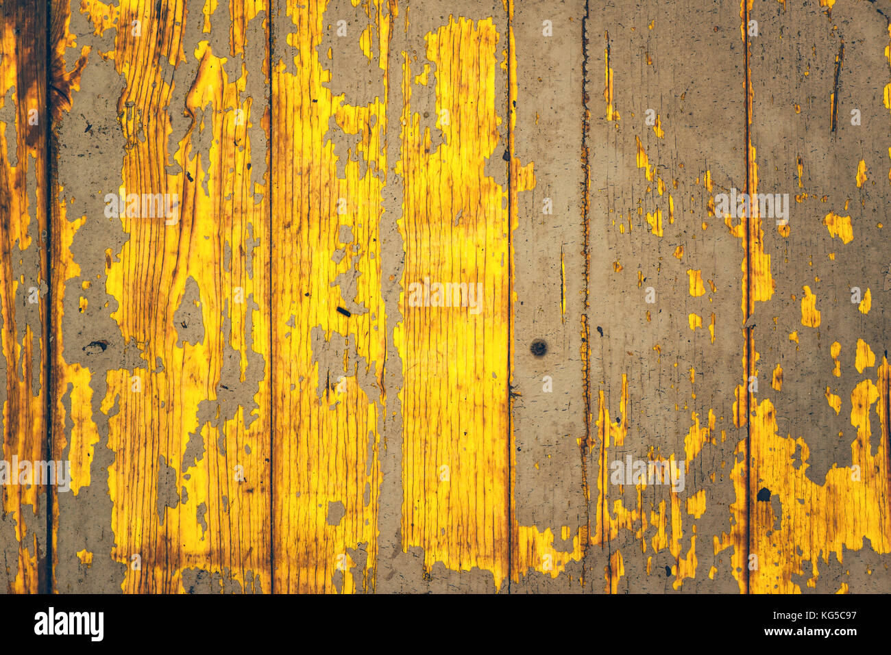 Tiempo gastado amarillo de textura de madera con pintura pelando la superficie, rústico y envejecido y patrones de fondo Foto de stock
