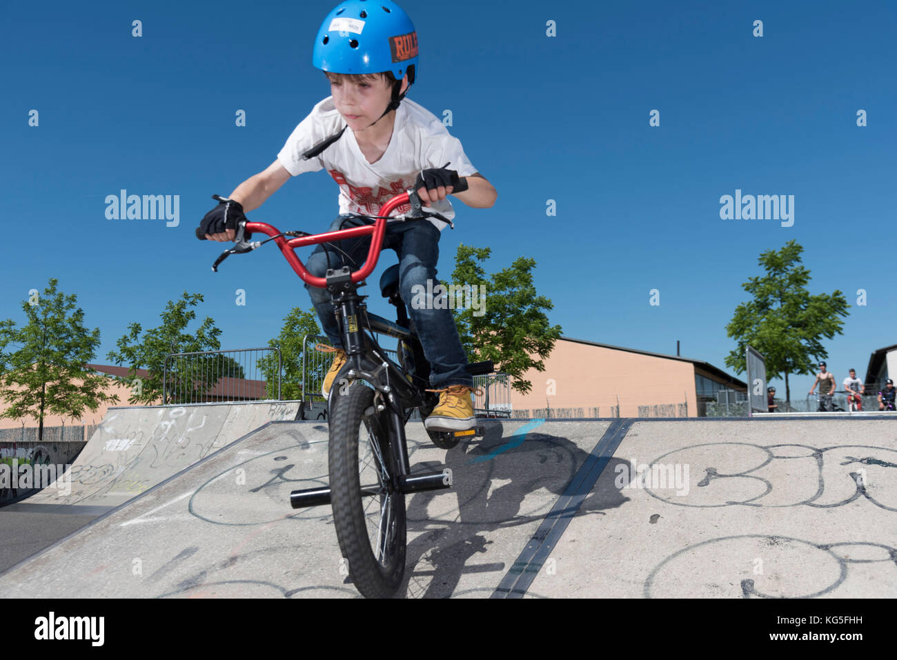 otro enjuague Lustre Niño en bicicleta BMX en el parque de skate Fotografía de stock - Alamy