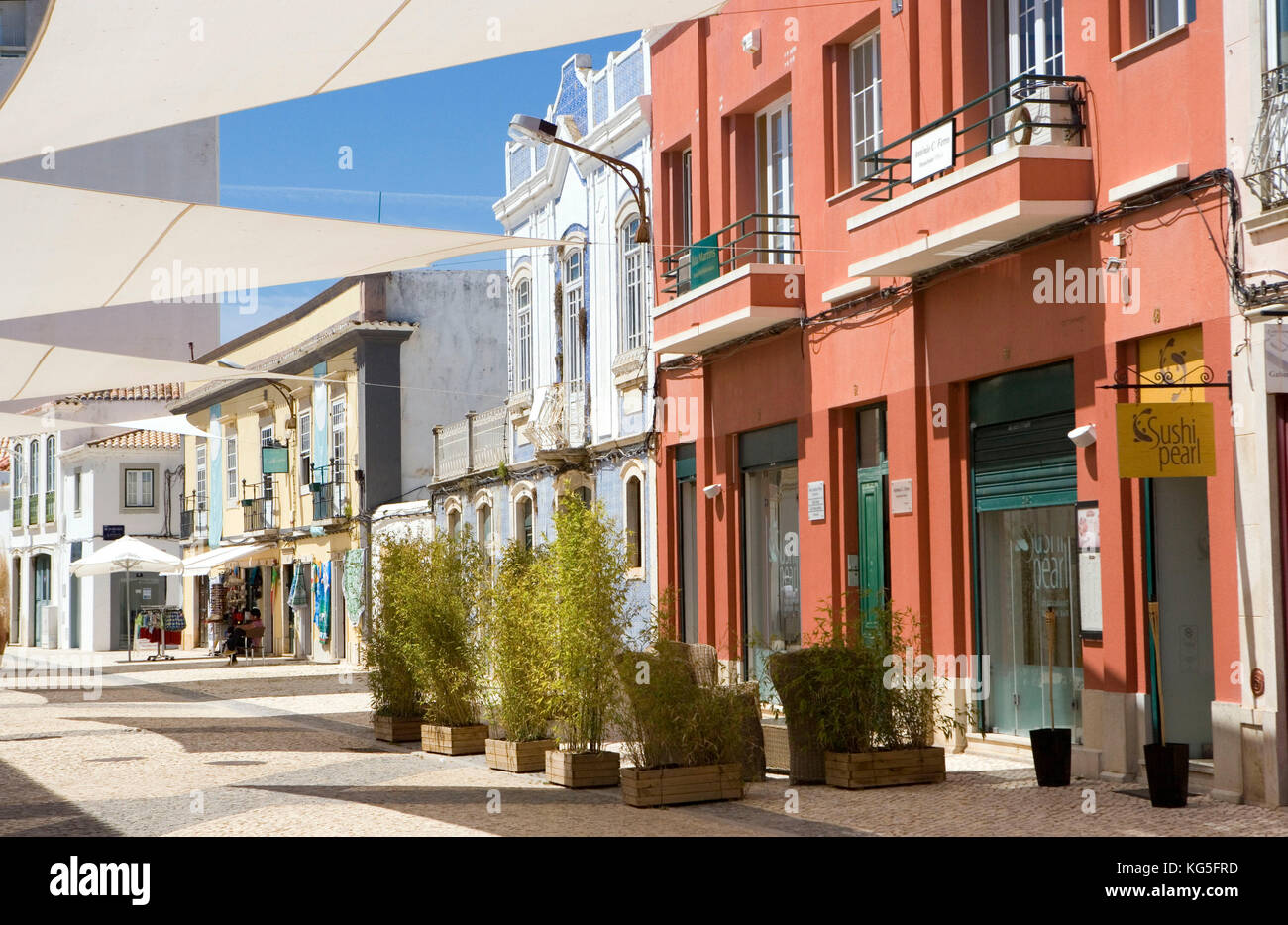 Faro, calle en la cuarta compra con tiendas, cafés, restaurantes Foto de stock