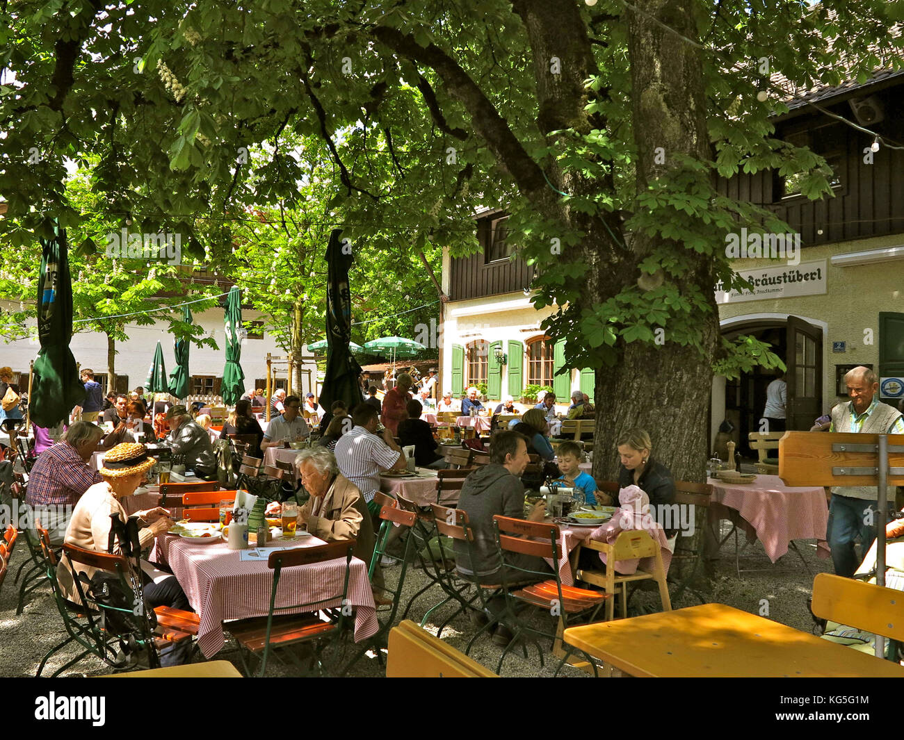 Alemania, Baviera, Aying, Ayinger Bräustüberl, jardín de la cerveza, invitados, comer, beber, Foto de stock
