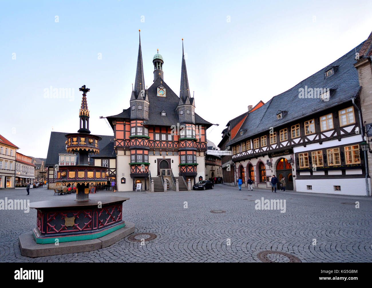 Wernigerode, Sajonia-Anhalt. La Marktplatz (plaza) en Wernigerode con el ayuntamiento y casas de entramado de madera. Conservación de monumentos y edificios históricos Foto de stock