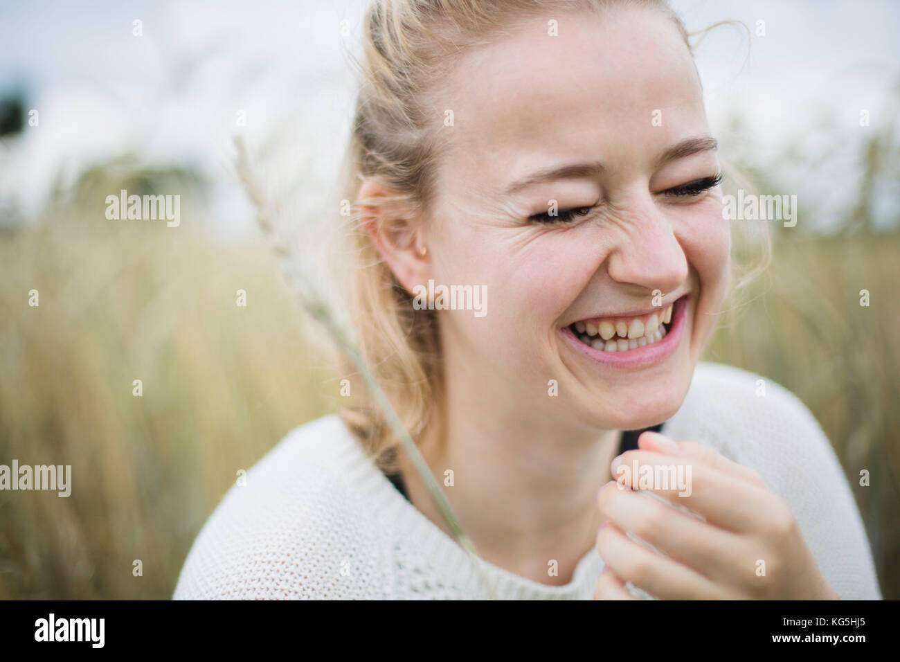 Mujer joven sonriente en la naturaleza Foto de stock
