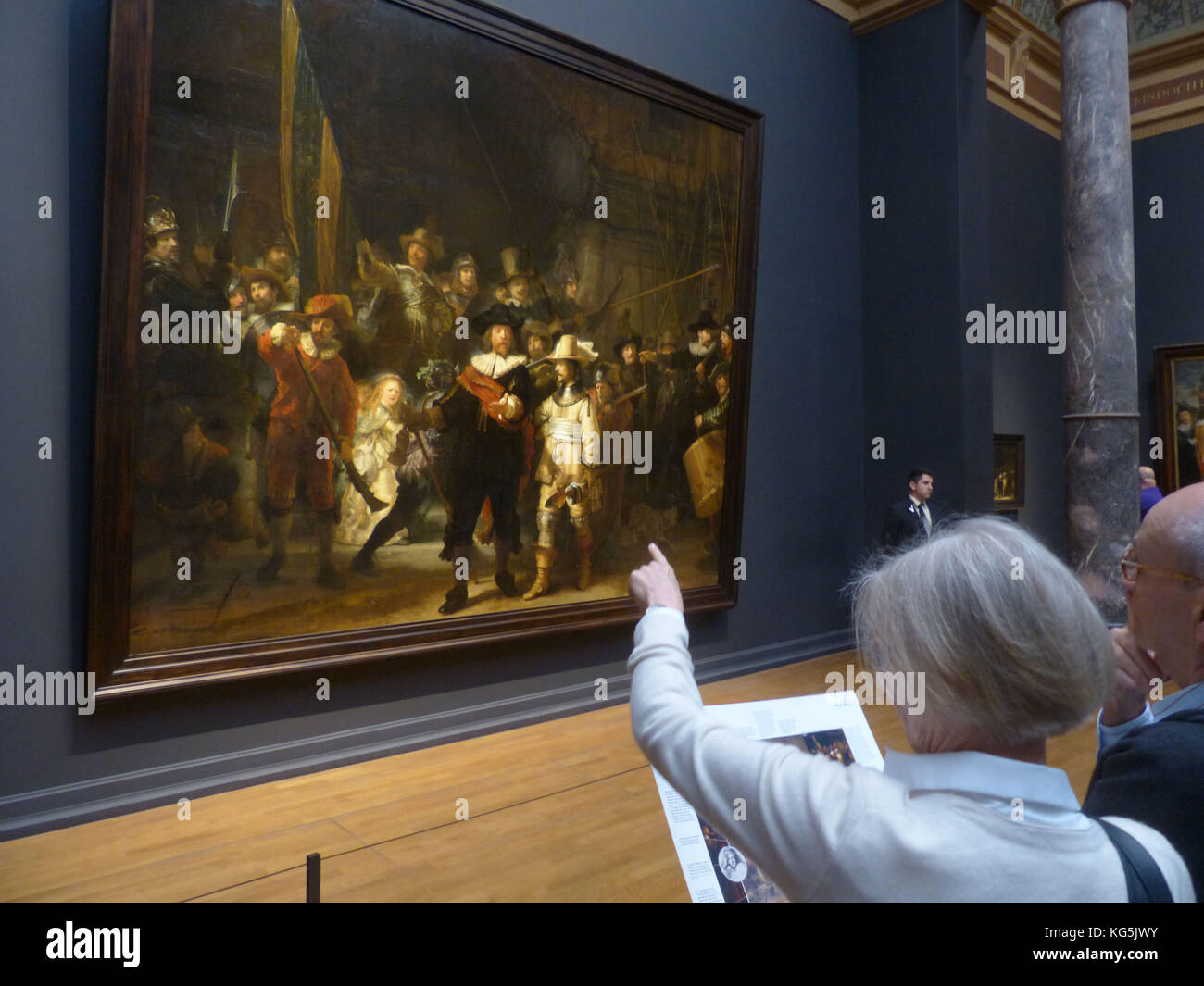 Rijks Museum, Amsterdam, una pareja mayor estudia la Noche de Rembrandt van Rijn Foto de stock