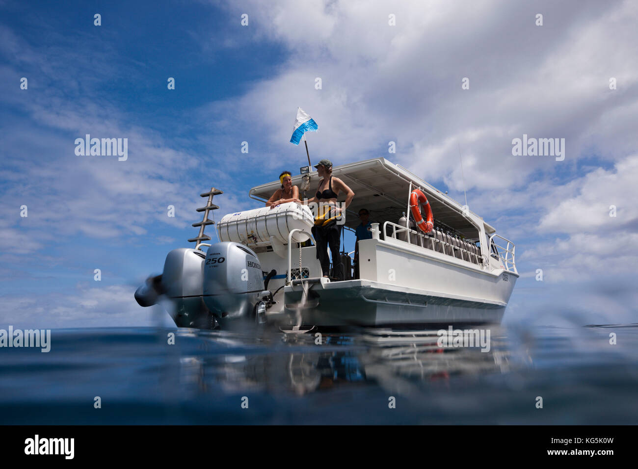 Diver pasar tiempo en la superficie intervall, isla de pascua, Australia Foto de stock
