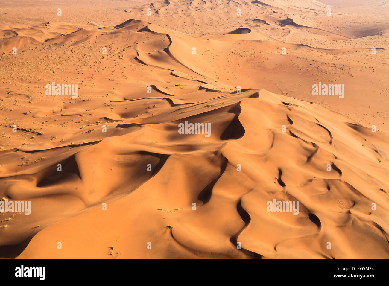 Vista aérea de las dunas modeladas por el viento del desierto de Namib namibia África meridional Foto de stock