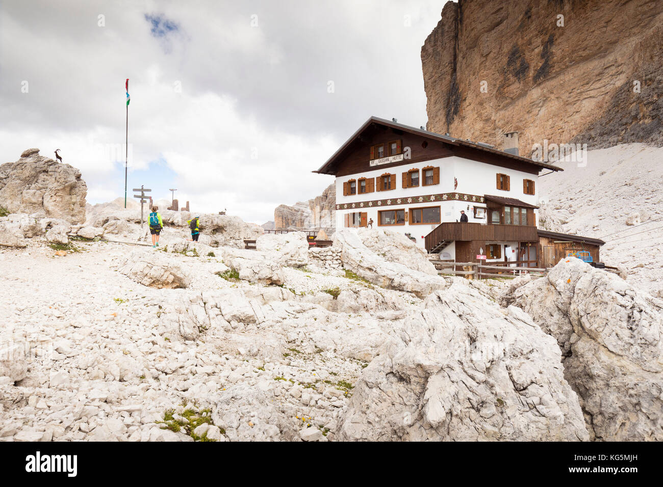 Una vista de la cabaña giussani, bajo las paredes verticales de las tofanas, provincia de Belluno, Veneto, Italia Foto de stock